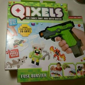 Brand New Toys- QIXELS FUSE BLASTER WITH 500 CUBES